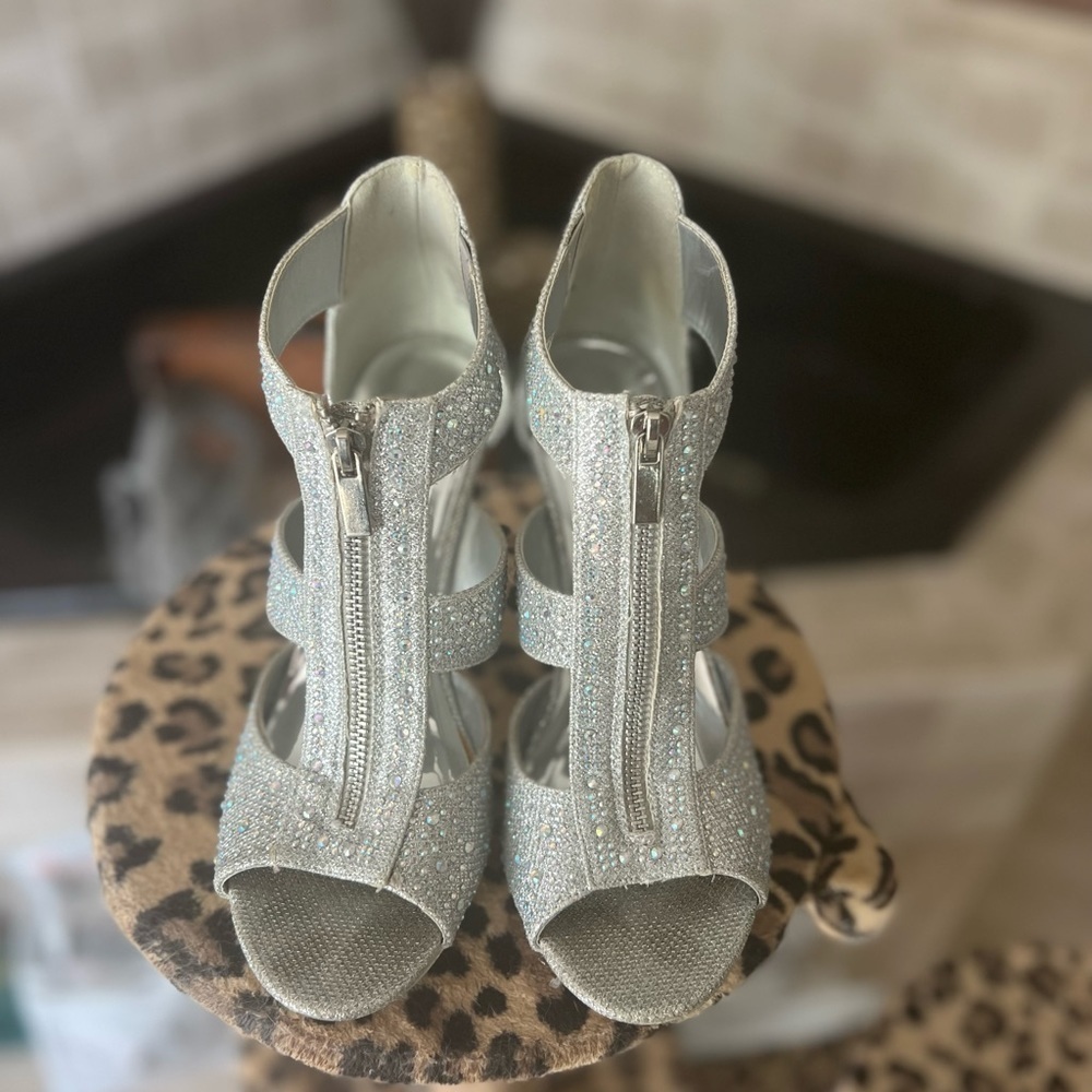 EUC- BLINGY ELEGANT HEELS WITH METALLIC BOTTOM BY SILVER SLIPPER SZ 9